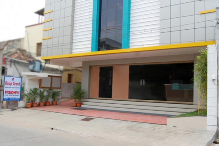 Balaji Grand Otel Kākināda Dış mekan fotoğraf
