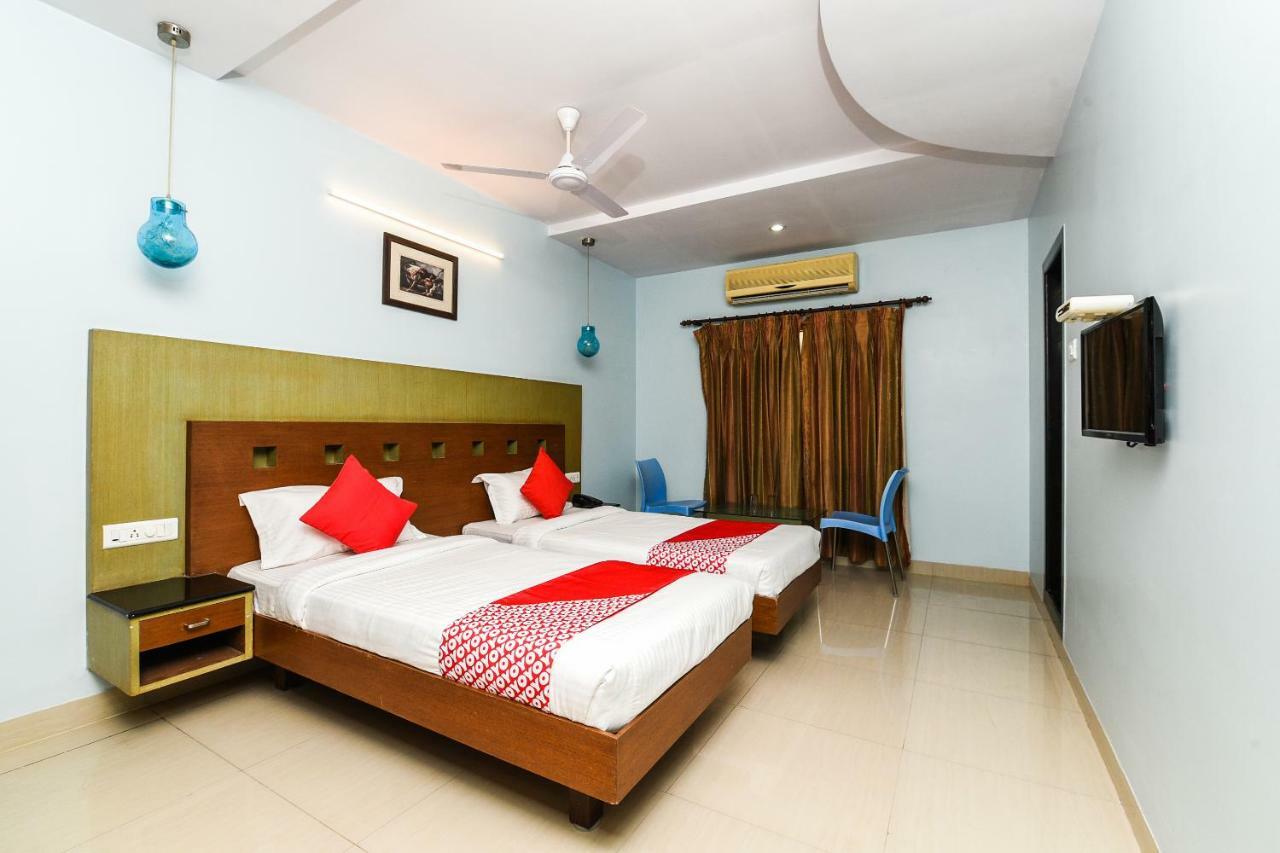 Balaji Grand Otel Kākināda Dış mekan fotoğraf