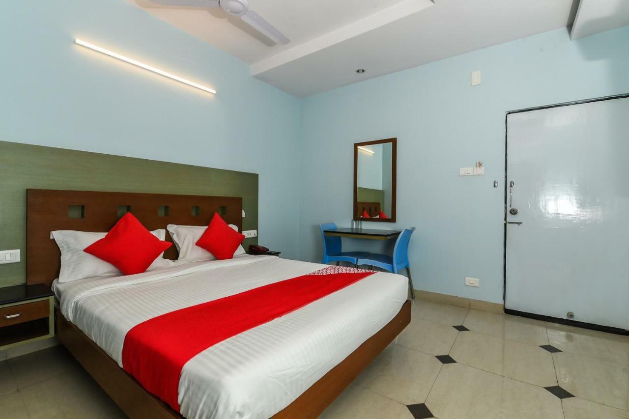 Balaji Grand Otel Kākināda Dış mekan fotoğraf