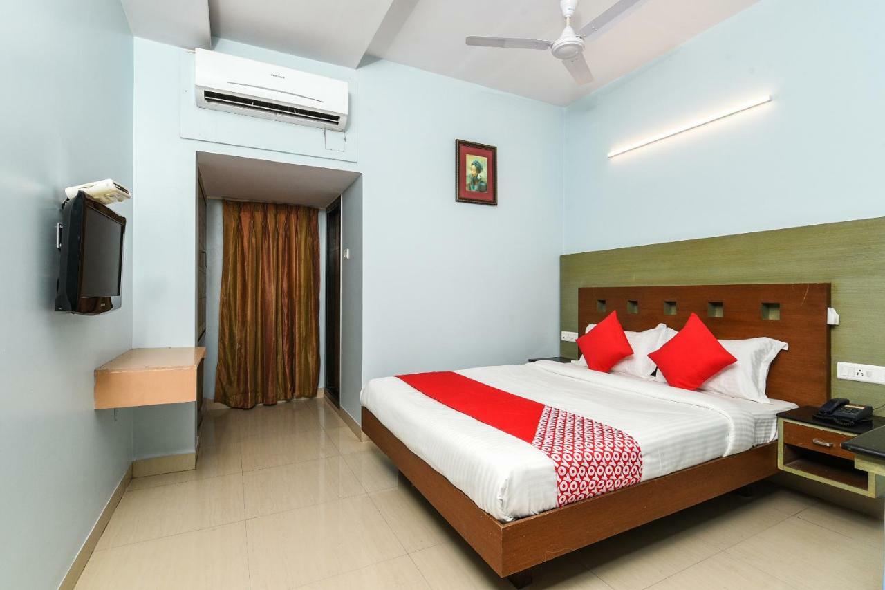 Balaji Grand Otel Kākināda Dış mekan fotoğraf