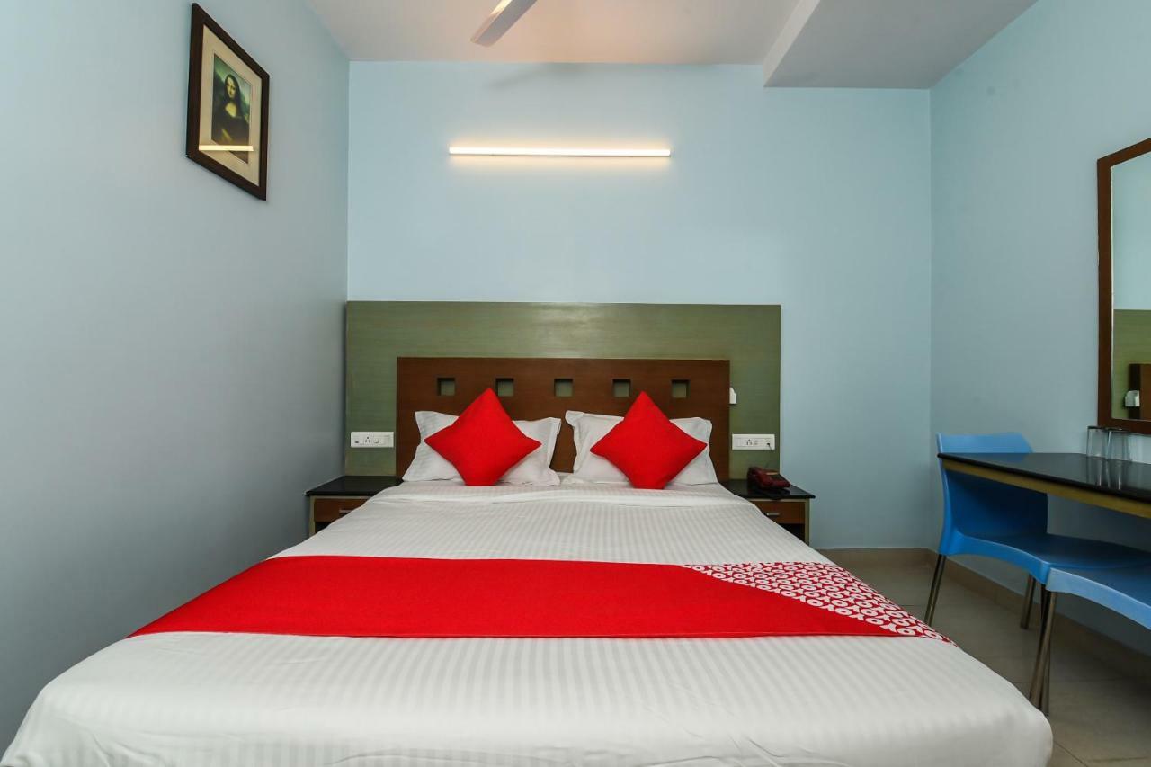Balaji Grand Otel Kākināda Dış mekan fotoğraf